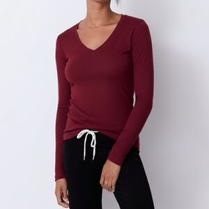 Monrow textured tri blend fitted long sleeve v neck tee deep red small NWT